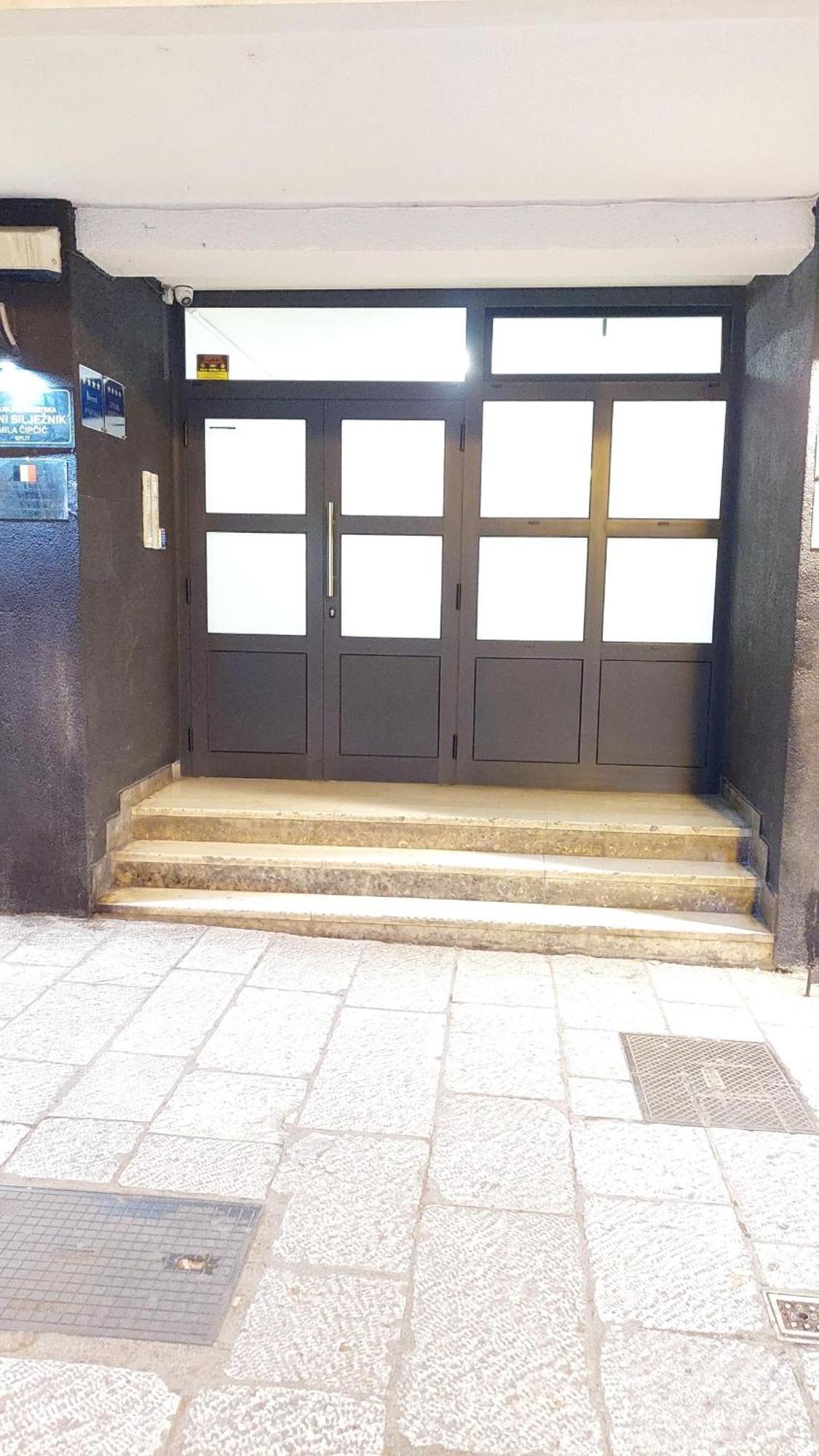 Room With Private Toilet And Balcony In City Center In Shared Apartment Split Buitenkant foto