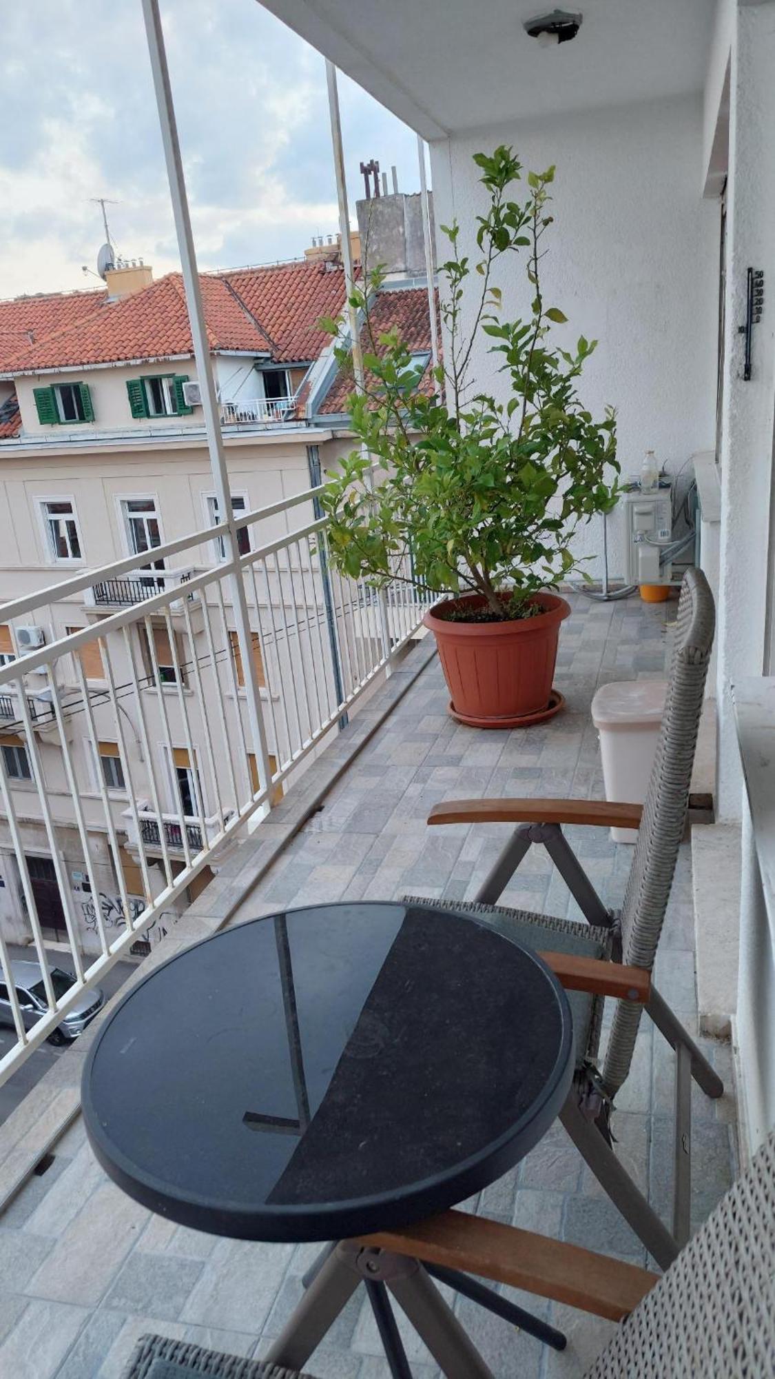 Room With Private Toilet And Balcony In City Center In Shared Apartment Split Buitenkant foto